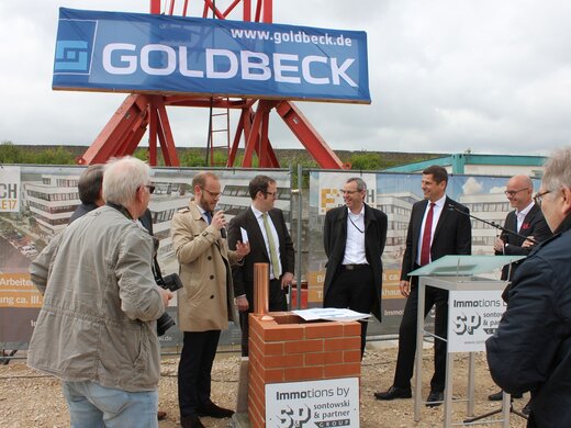 Foto der Grundsteinlegung des neuen Gebäudes für e.solutions in Erlangen. Auf dem Foto sind die Verantwortlichen der e.solutions sowie von Sontowski & Partner zu sehen