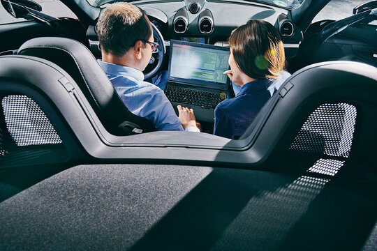 Arbeitende Personen im Porsche