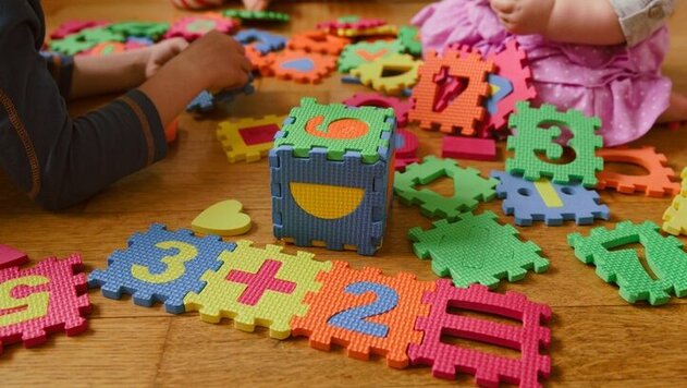 Kinder beim Puzzeln